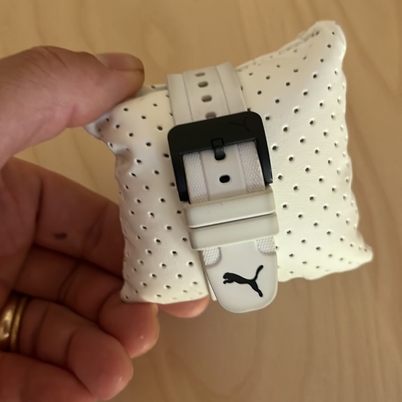 Unisex Puma white watch . has some discoloration on the white band. no box - Picture 3 of 6
